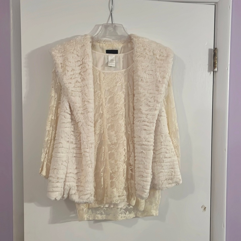 Me Jane White Faux Fur Open Vest Size Large